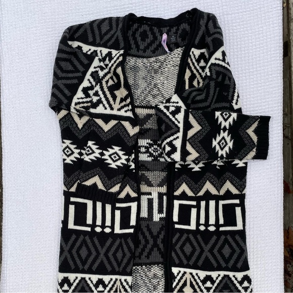 Black and Cream Aztec Warm Winter Cardigan long sweater size medium - Picture 3 of 6
